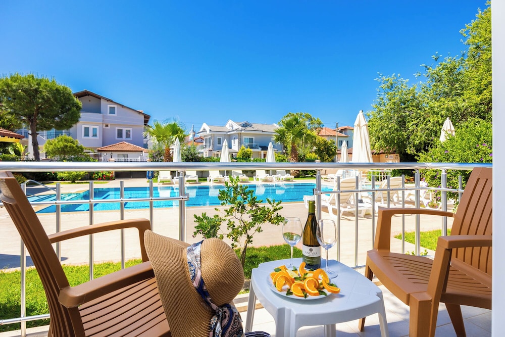Family Room, 2 Bedrooms, Pool View