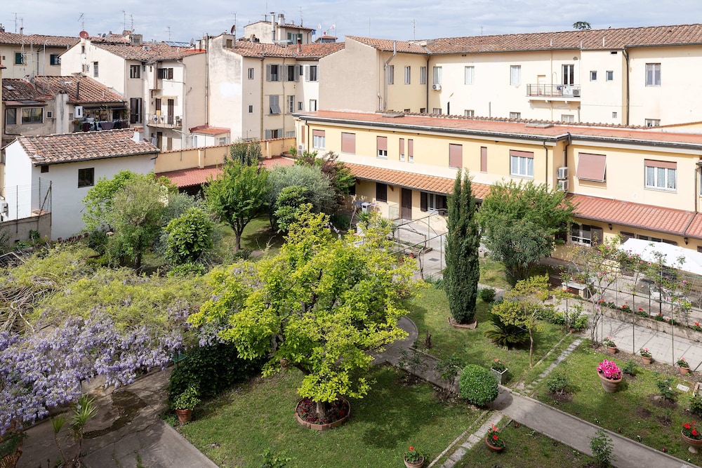 Classic Room, 1 King Bed, Balcony, Garden View photo 2