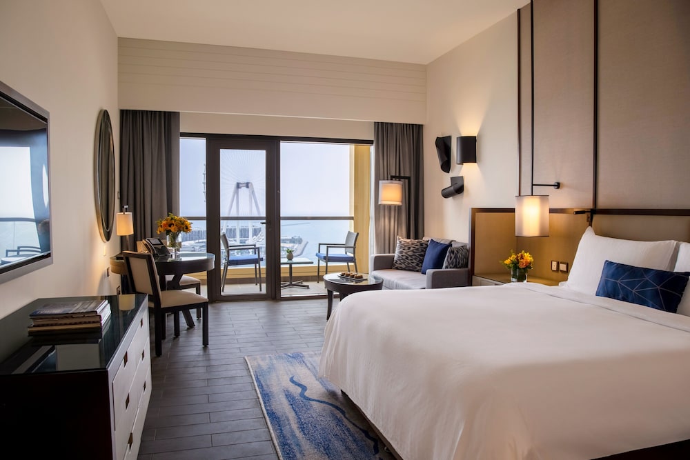 Room, 1 King Bed, Balcony (Sea Front View Lounge Access) thumbnail 6