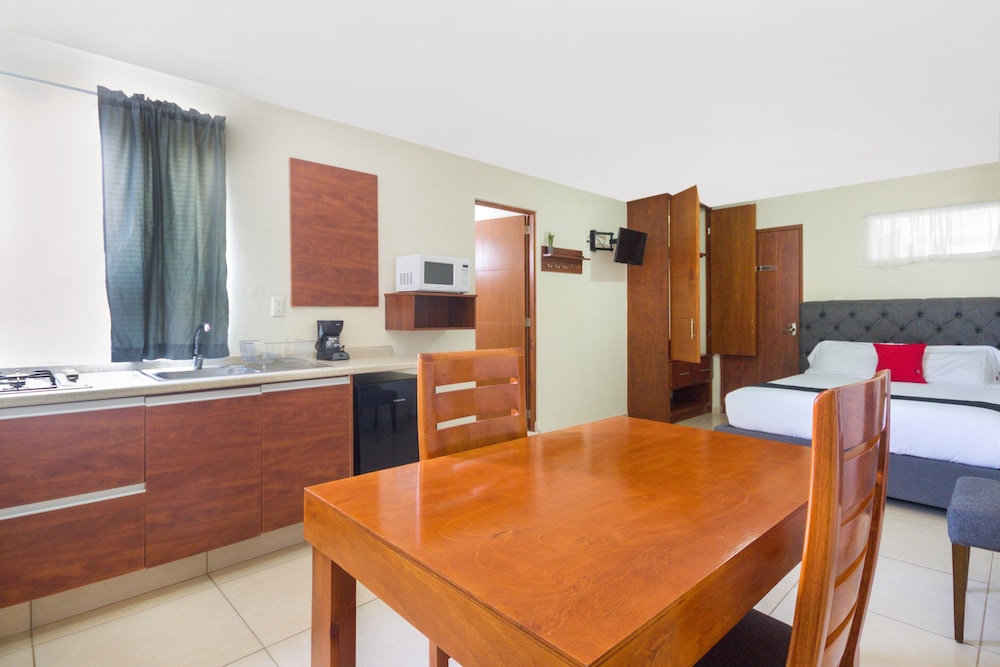 Standard Suite, 1 Queen Bed