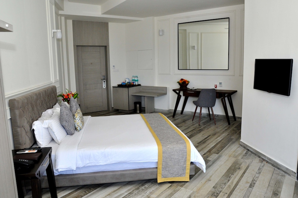 Premier Family Room - Photo 3
