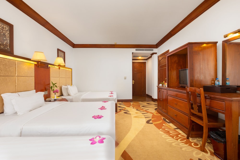 Deluxe Triple Room, Pool View photo 2
