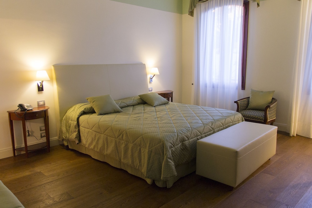 Superior Triple Room thumbnail 5