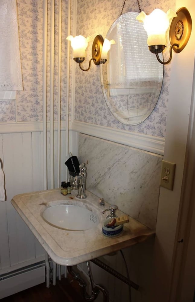 Room, Private Bathroom (Blue Ribbon - King Balcony Room) photo 3