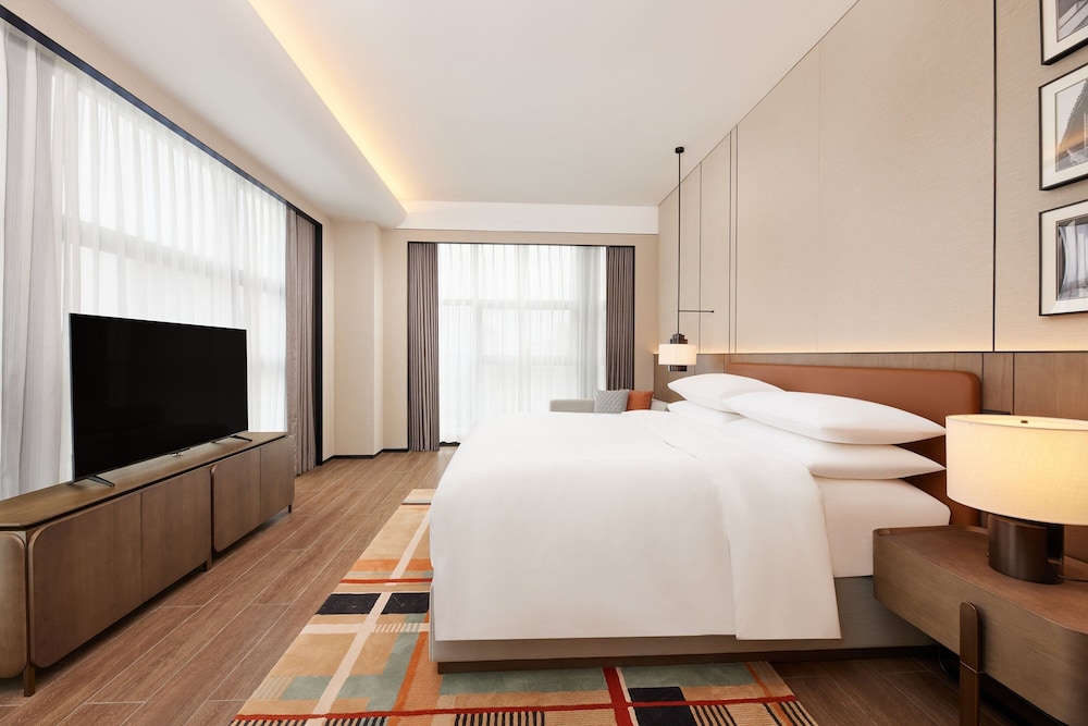 Executive Suite, 1 King Bed, River View photo 1