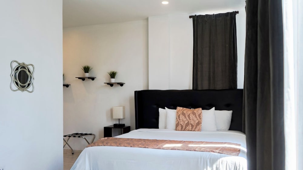 Deluxe Suite, 1 King Bed, Non Smoking, Air conditioning photo 1