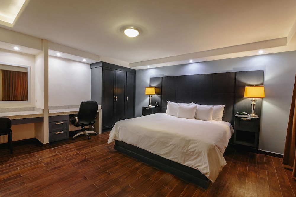 Suite, 1 King Bed, Non Smoking, Microwave photo 1