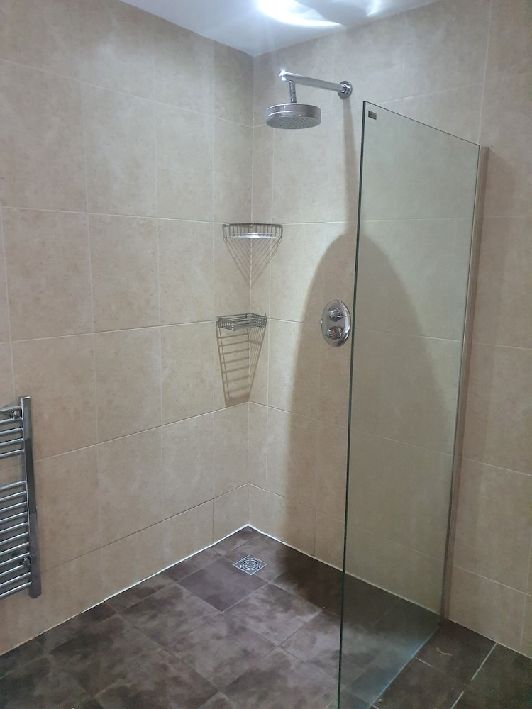 Executive Quadruple Room, Ensuite photo 3