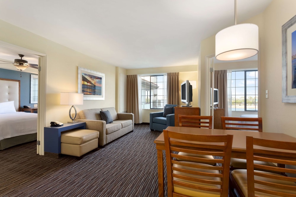 Queen Suite with Tub - Mobility Access/Non-Smoking