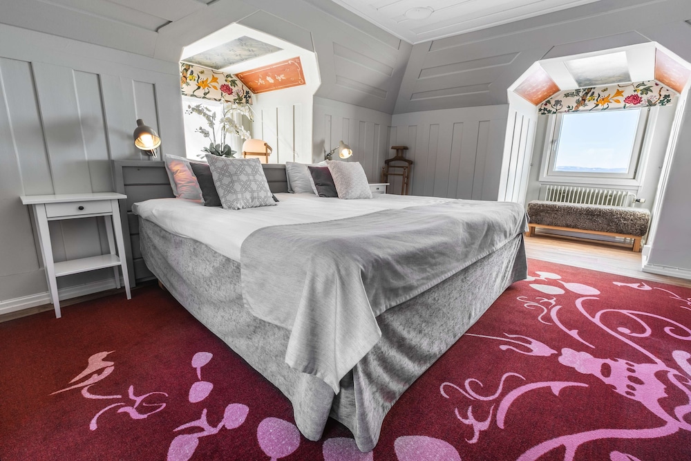 Suite, 2 Twin Beds, Jetted Tub, Sea View (with Sofabed) - Photo 3