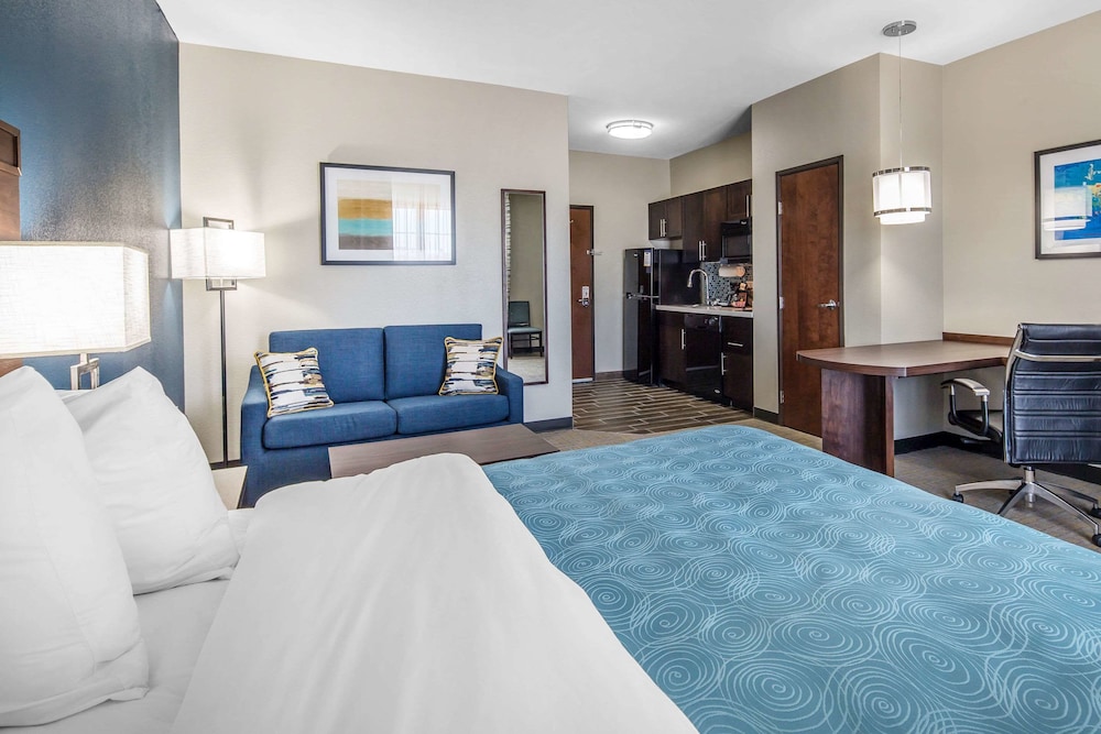 Suite, 1 Queen Bed, Non Smoking photo 1