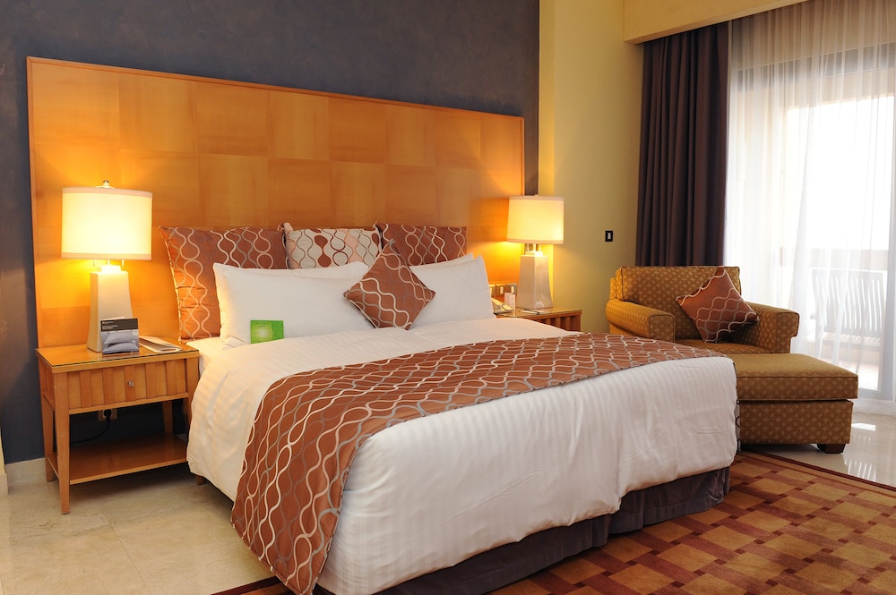 Classic Room, 1 King Bed, Smoking, Pool Access - Photo 6