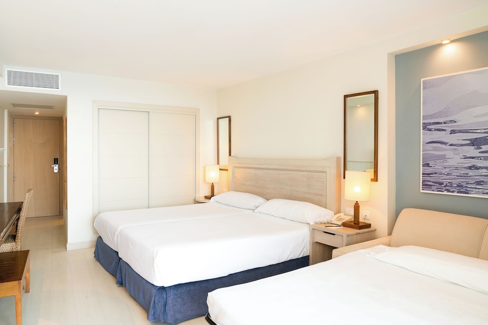 Signature Triple Room, 1 Queen Bed with Sofa bed, Balcony, Ocean View