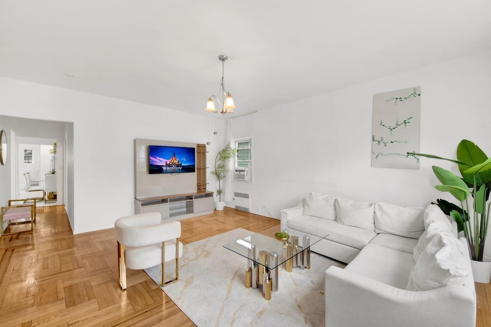 Luxury House photo 1