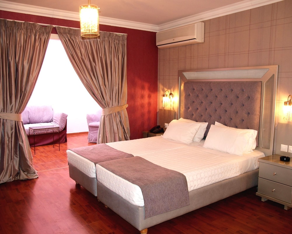 Executive Suite - Photo 1