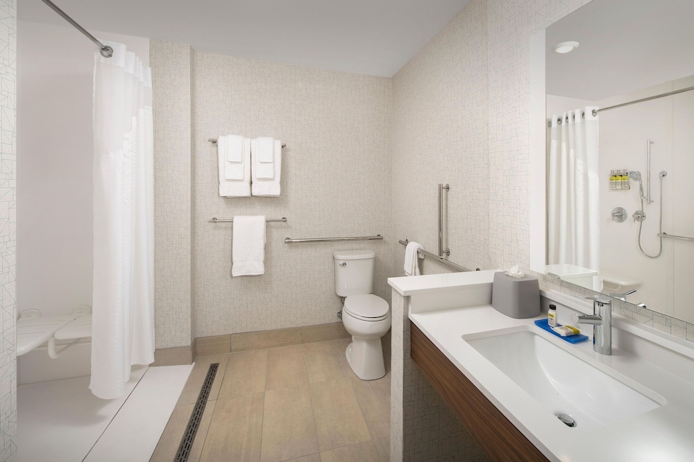 Standard Room, 2 Queen Beds, Accessible (Mobility) - Photo 7