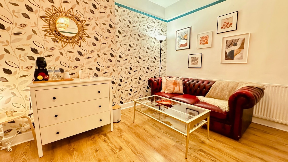 Deluxe Room, 1 Double Bed, Non Smoking, Shared Bathroom (R8) photo 3