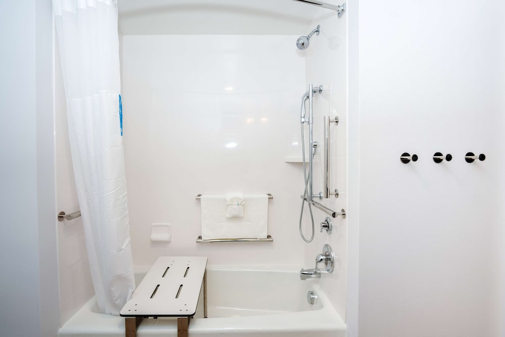 Room, 2 Queen Beds, Accessible, Bathtub - Photo 6