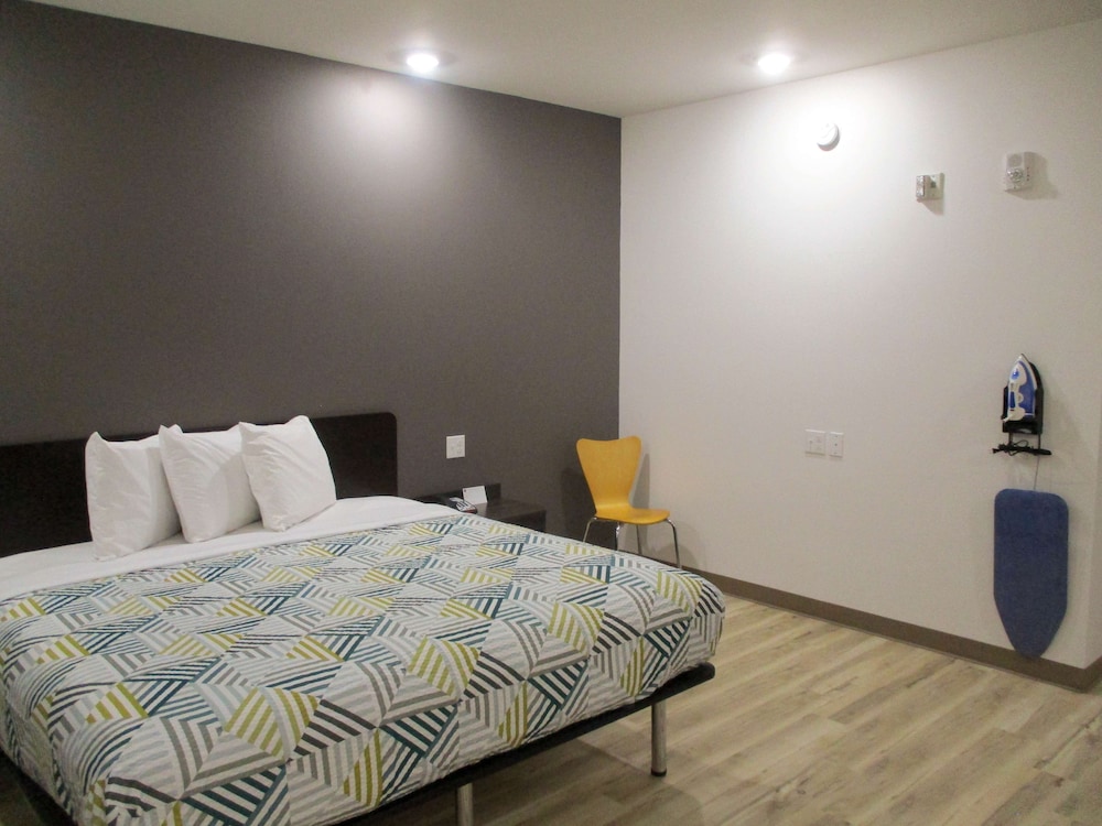 Deluxe Room, 1 King Bed, Non Smoking, Kitchenette - Photo 6