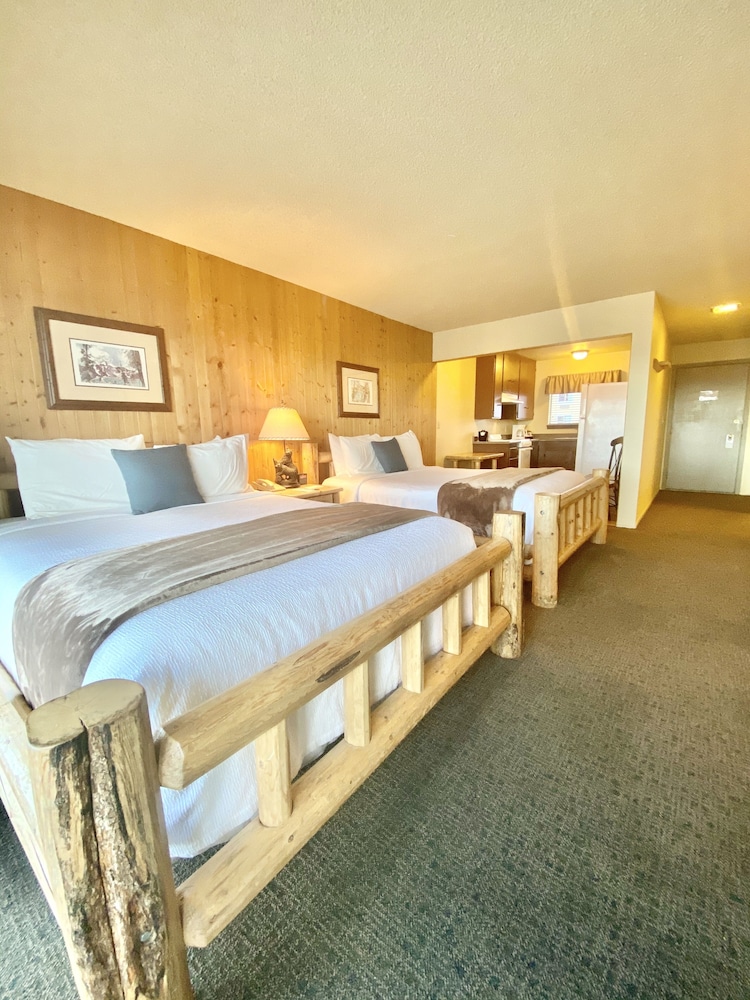 Deluxe Room, 2 Queen Beds, Kitchen, Lake View - Photo 8