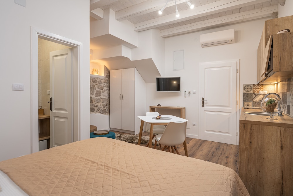 Studio (Studio - Ground Floor)
