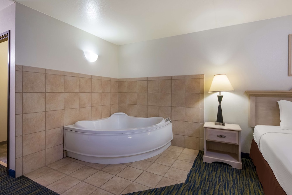 Standard Room, 1 King Bed, Non Smoking, Jetted Tub photo 2