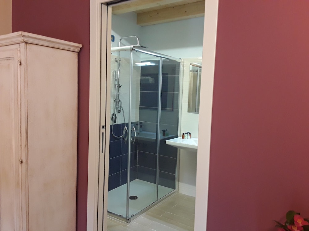 Superior Room, Multiple Beds, Ensuite photo 3
