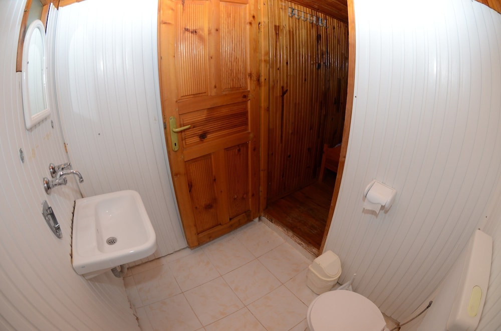 Economy Triple Room photo 2