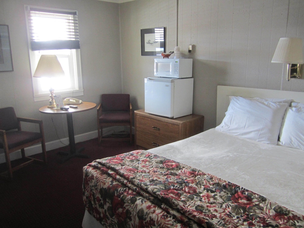 Basic Room, 1 Queen Bed photo 1