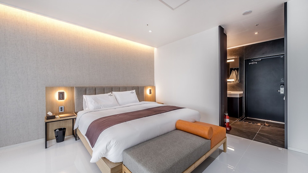 B. Deluxe Spa Room (Randomly Assigned) - Photo 3