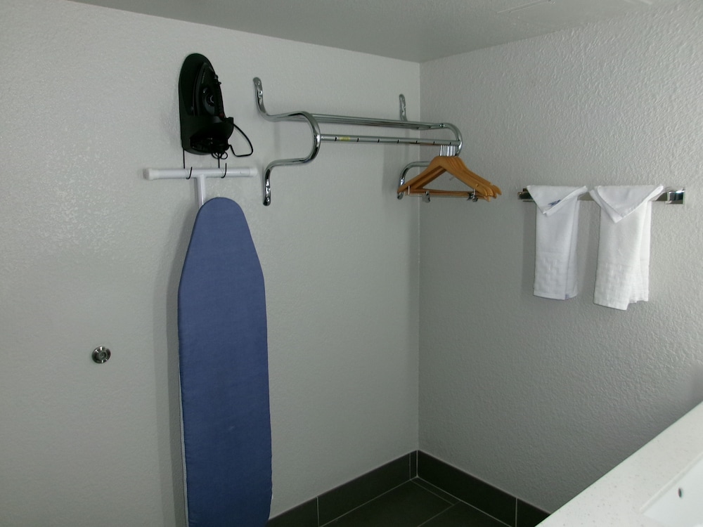 Standard Room, 2 Queen Beds, Non Smoking, Refrigerator & Microwave - Photo 10