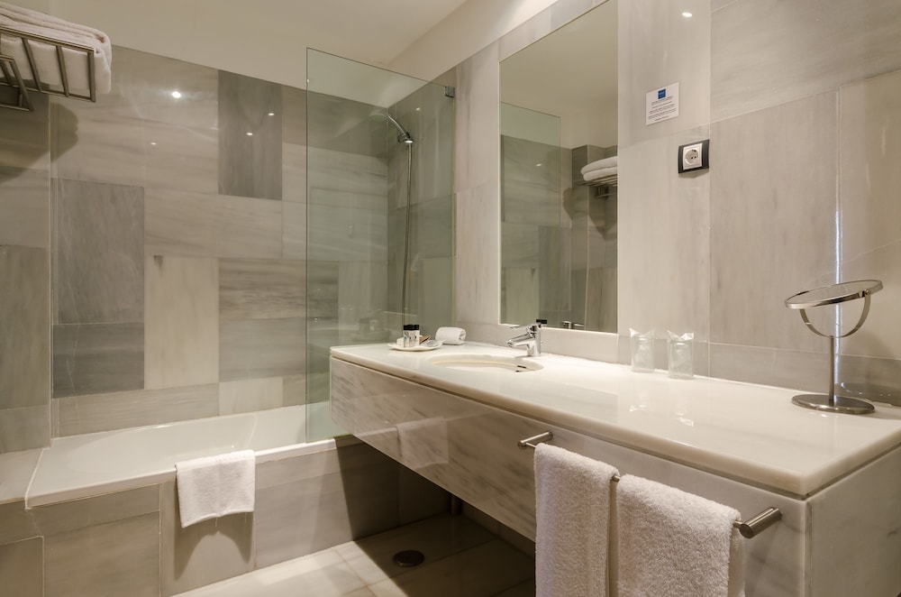 Deluxe Double or Twin Room - Photo 4