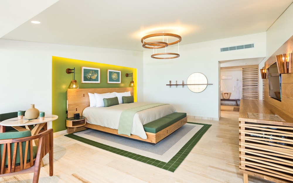 Premium Room, 1 King Bed, Pool Access