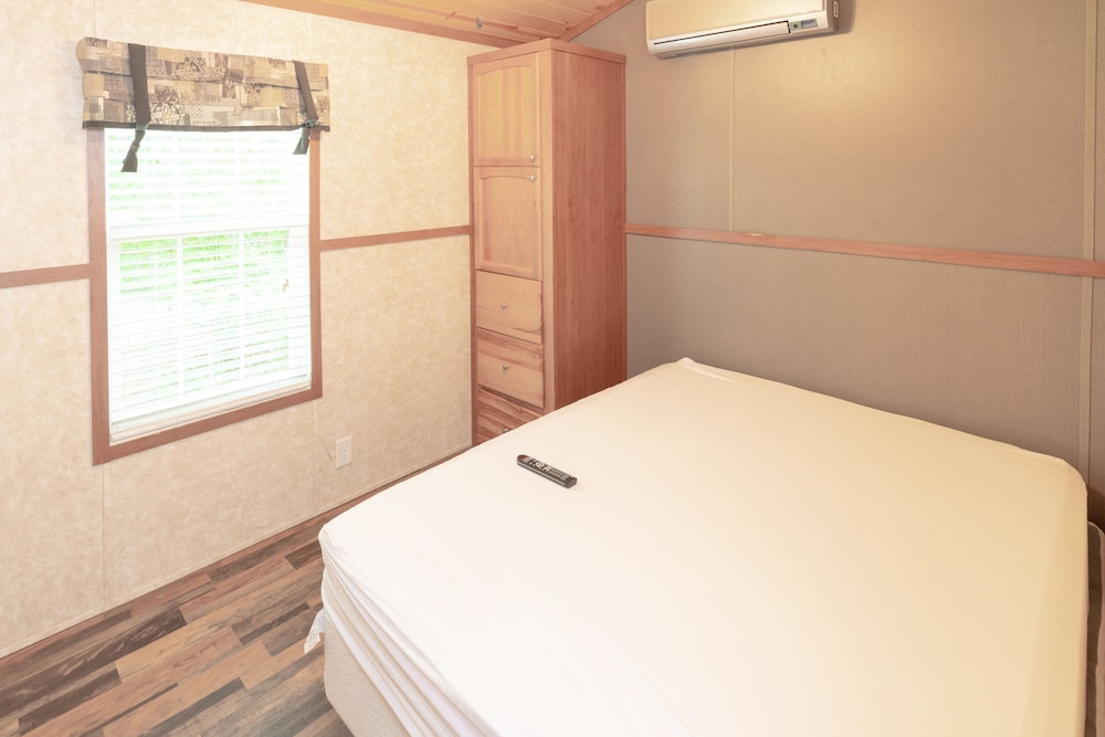 Two Bedroom Family Cottage (Linens not provided) photo 1