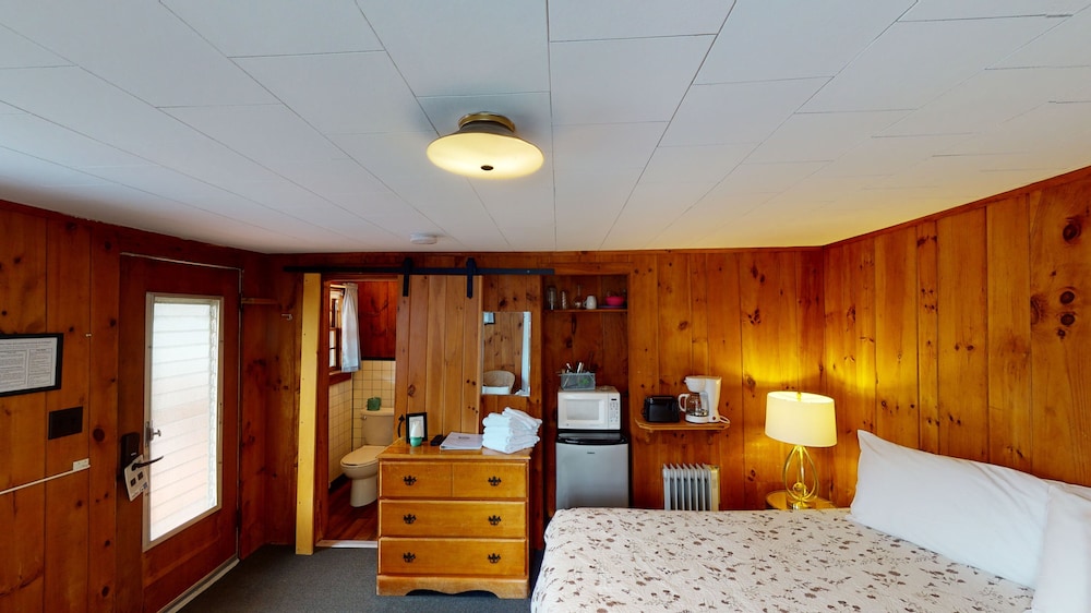 Economy Studio, 1 King Bed (Cottage 12 or 14) photo 2