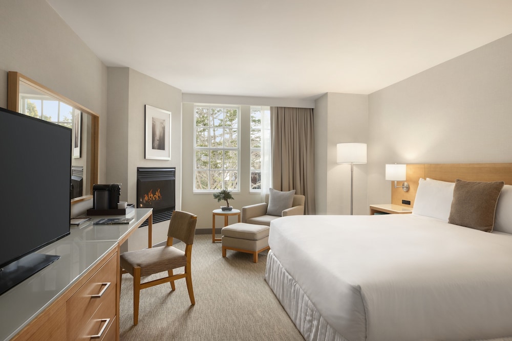 Premium Room, 1 King Bed, Balcony - Photo 2