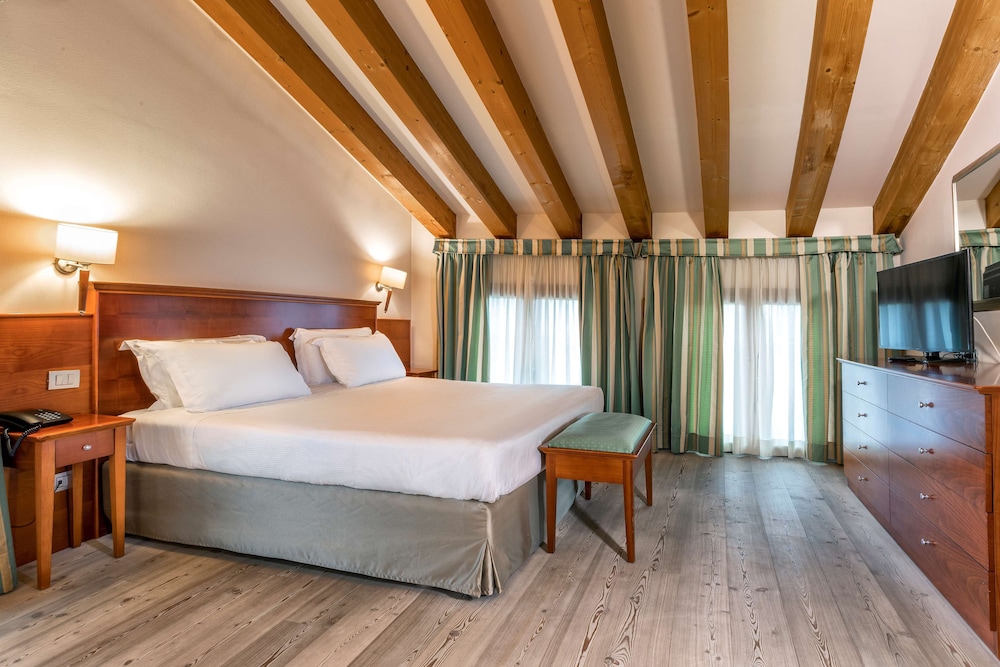 Junior Suite, 1 King Bed, Non Smoking (Sofabed is a double bed) - Photo 3