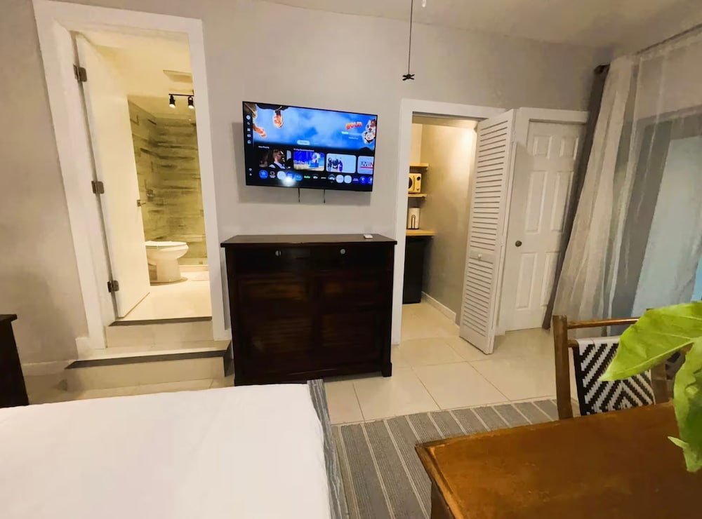 Urban Retreat, Studio 1 Queen Bed, non smoking (no  pool access) photo 2