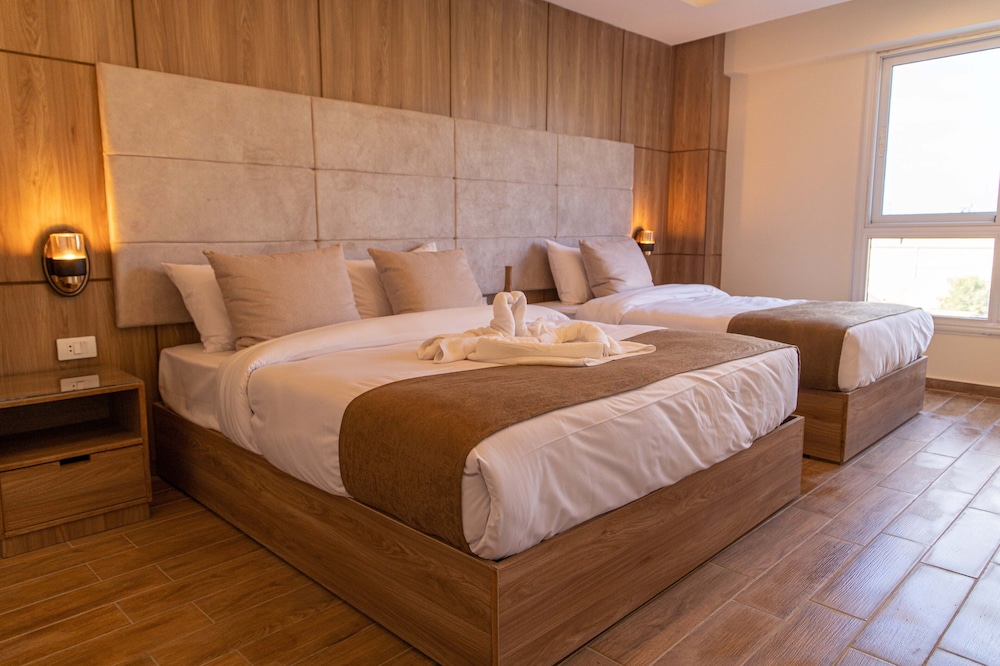 Suite with balcony pyramids view photo 3
