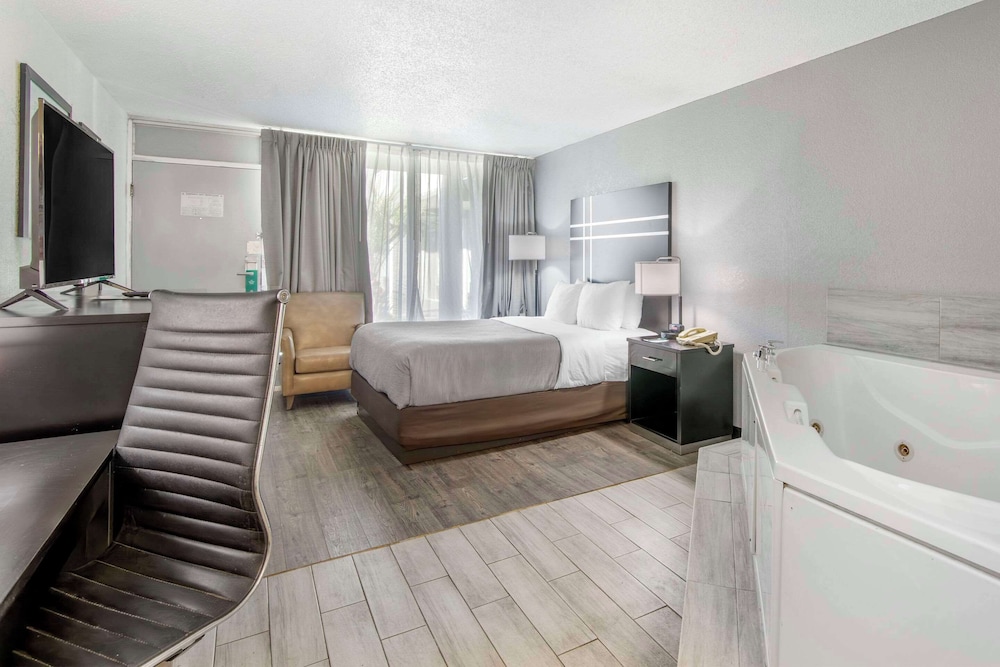 Room, 1 Queen Bed, Non Smoking thumbnail 5