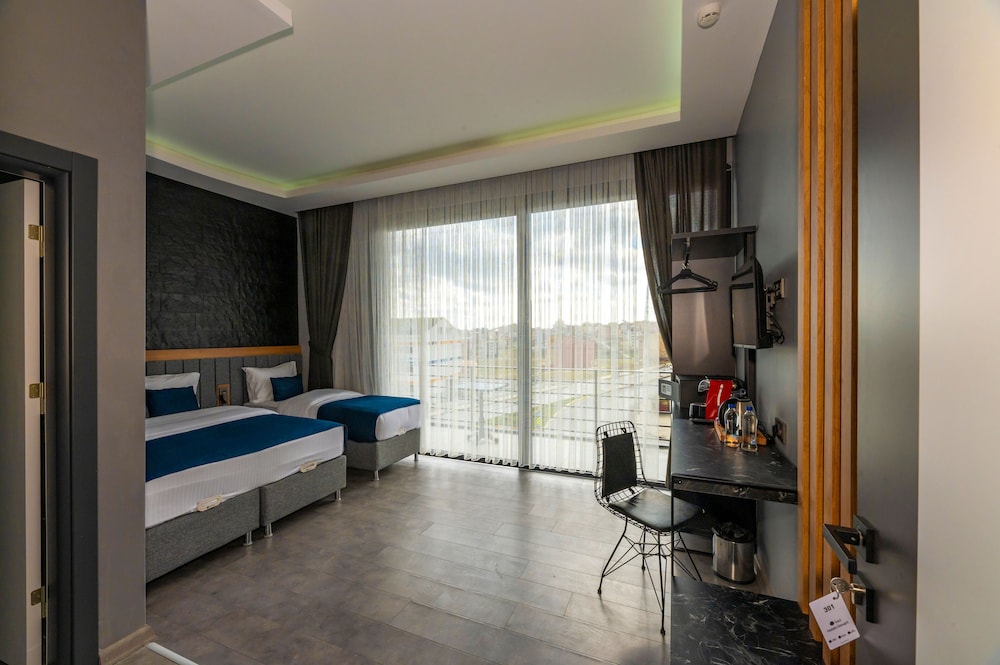 Deluxe Double or Twin Room, Balcony - Photo 10