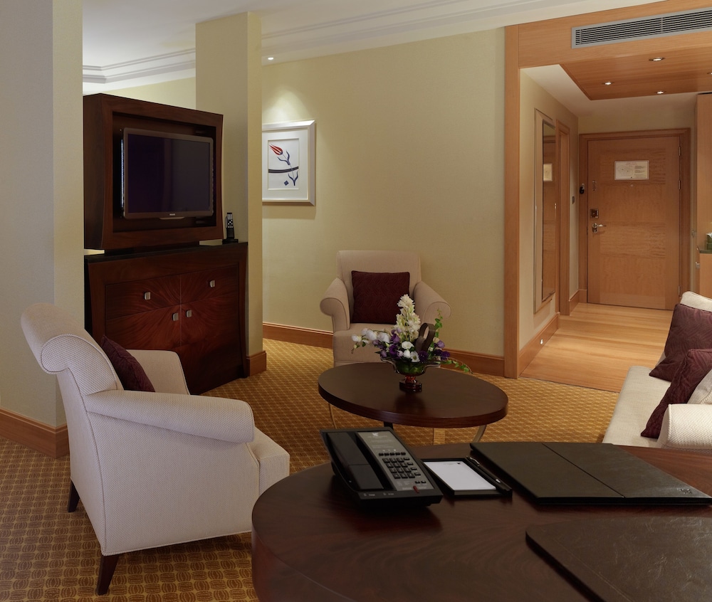 Executive Suite, 1 King Bed, Smoking, City View