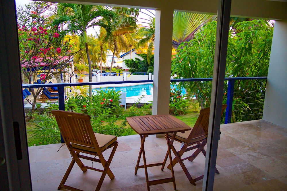 Room, 2 Queen Beds, Kitchenette, Pool View photo 3
