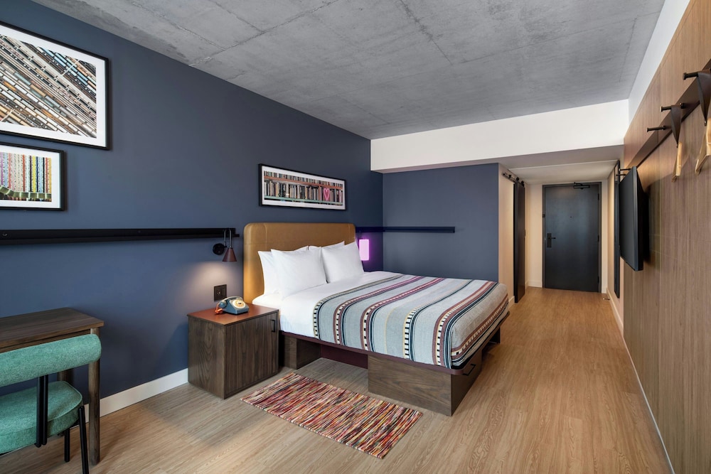 Standard Room, 1 King Bed, City View