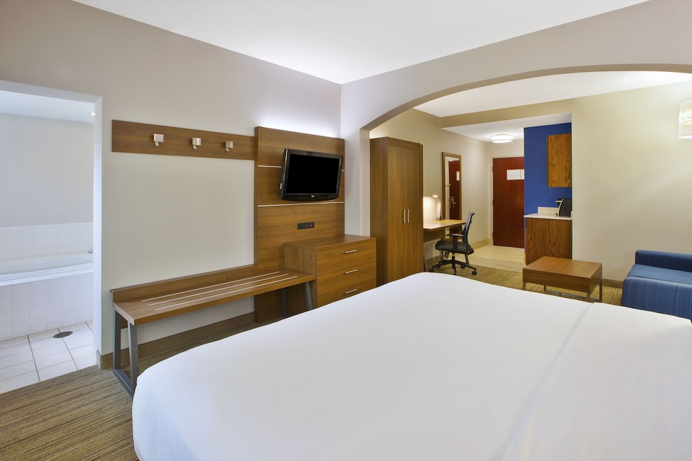 Suite, 1 Queen Bed, Accessible (Hearing, Roll-In Shower) - Photo 2