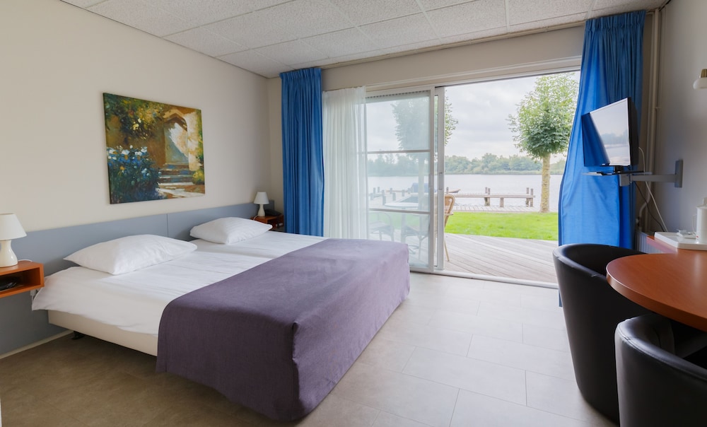 Classic Twin Room, Lake View photo 2