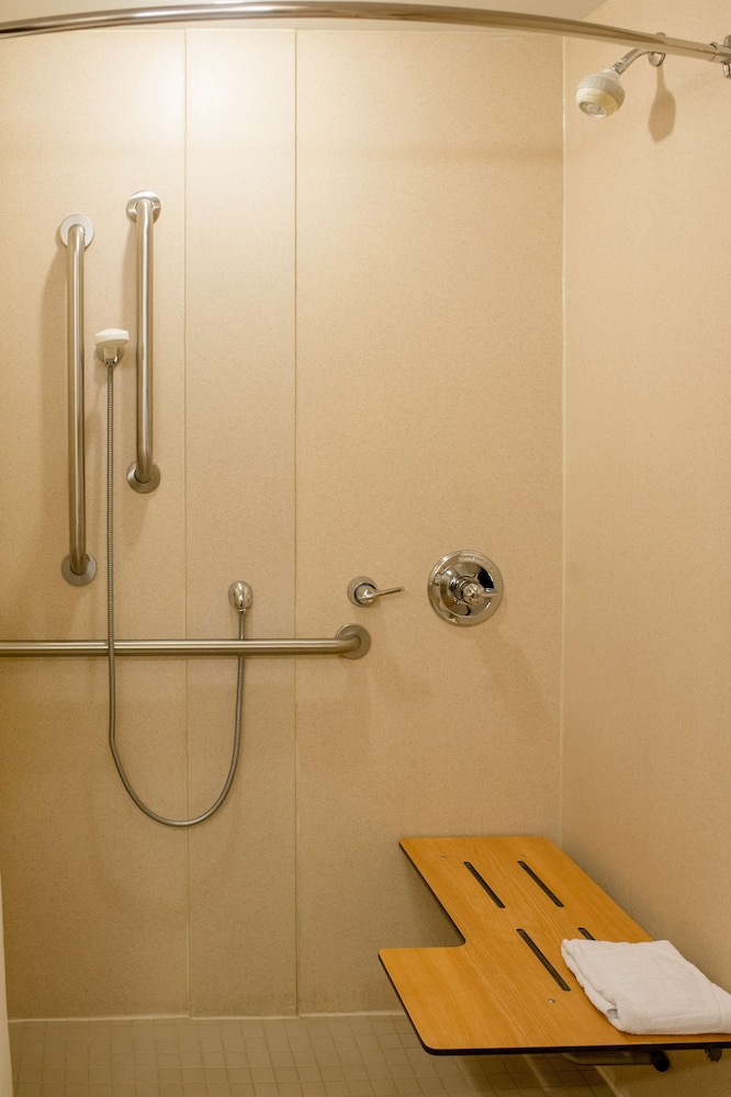 Room, 2 Queen Beds, Accessible, Non Smoking (w/ roll-in shower) - Photo 7