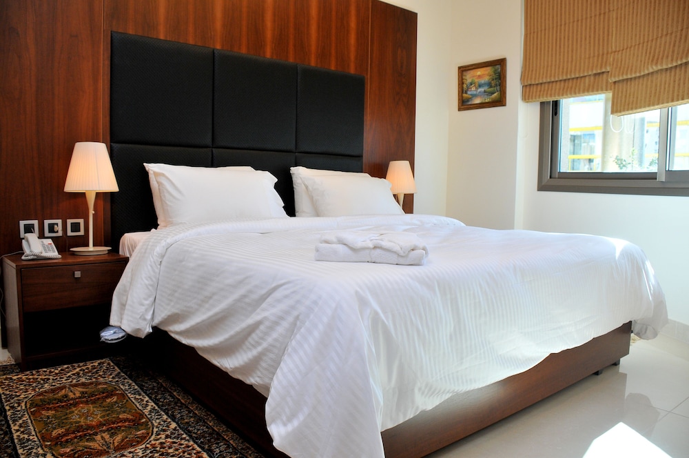 One-Bedroom Suite City view Single photo 1