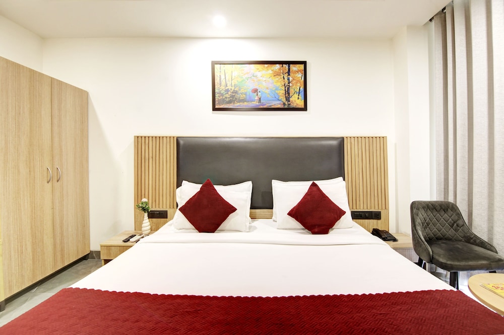 Deluxe Room with City View - Photo 3