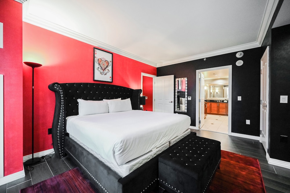 Remodeled One-Bedroom - Strip View & Balcony photo 1